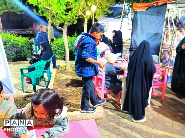 کودکان هم پای والدین در تجمعات شبانه