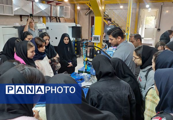 بازدید هنرجویان هنرستان الزهرا از پارک علم و فناوری شیراز