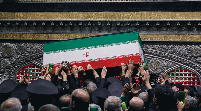 طواف پیکر رهبر شهید انقلاب بر گرد ضریح مطهر امام رضا علیه‌السلام