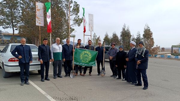 کاشت درخت توسط خادمیاران رضوی در شهرستان خلیل‌آباد 