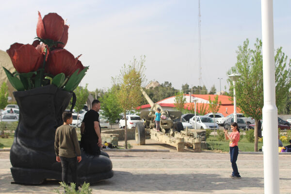 حضور گردشگران روز طبیعت در محوطه باغ‌موزه دفاع مقدس قم