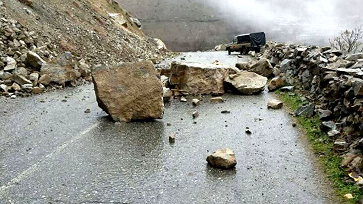 انسداد آزادراه پردیس_تهران به دلیل ریزش کوه/عملیات رهاسازی خودروها ادامه دارد