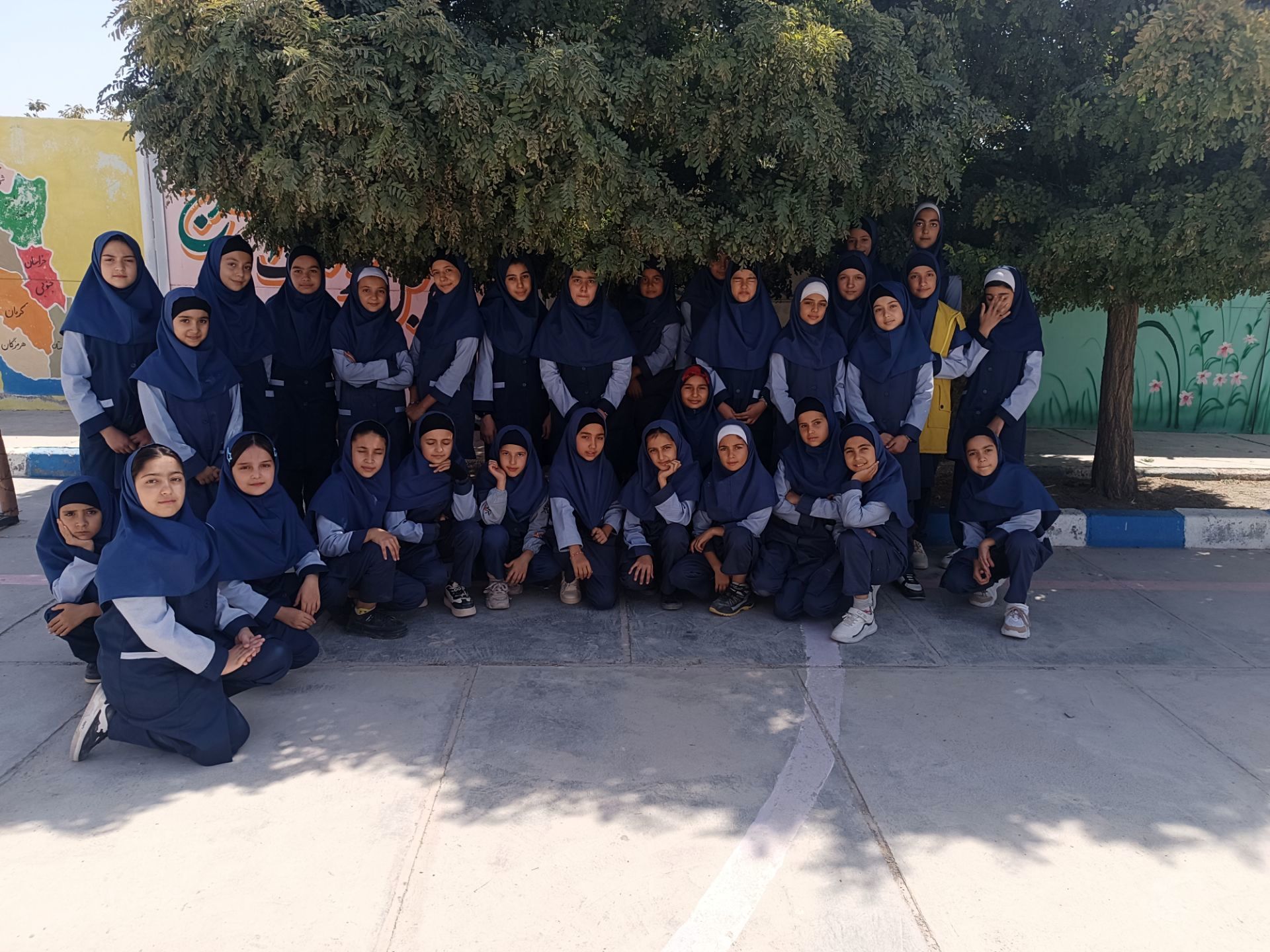 عکس یادگاری کلاس پنجم دبستان شهید چرخنده سید آباد