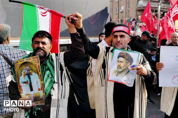 حضور پرشور جمعی از قوم بختیاری لردگان در آیین تشییع رهبر در میدان انقلاب تهران
