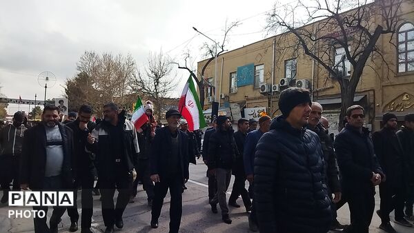 مشت هایی که با فریاد انتقام بالا می آمدند 