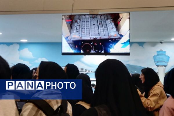 بازدید دانش‌آموزان دبیرستان شهدای اقتدار از نمایشگاه هوا فضا