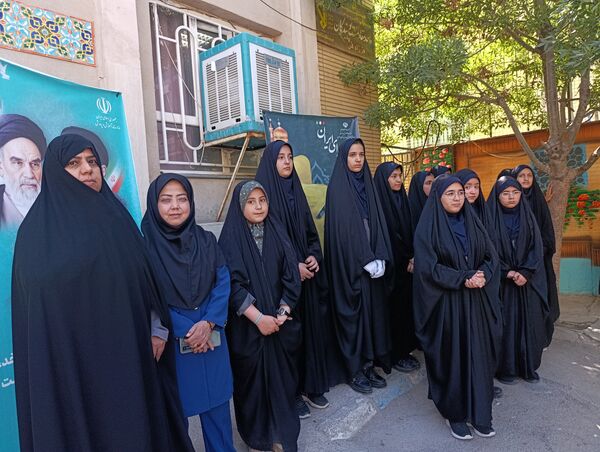 نواختن زنگ سپاس معلم در دبیرستان و دبستان میرزا جعفر سروقد