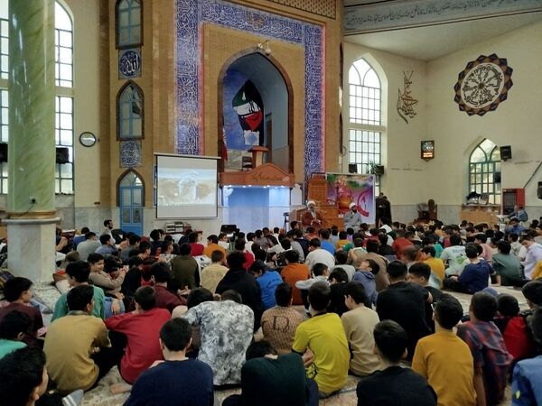 حضور امام جمعه شهرستان کاشمر در بین معتکفین دانش‌آموز در مسجد جامع شهرستان کاشمر 
