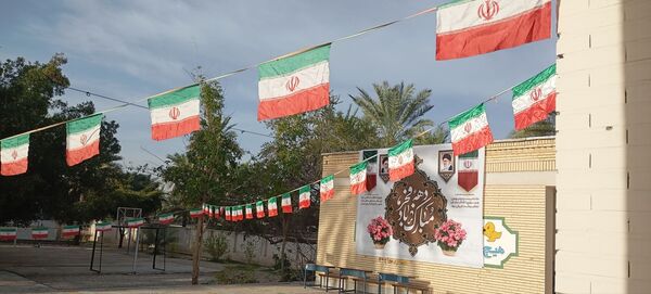 شور جشن ۲۲ بهمن در مدرسه مولوی فین؛ عطر شعر و نور ولایت در هم آمیخت