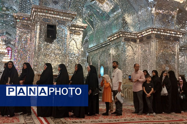 شاهچراغ مملو از مردمی که برای انتخابات حضور پیدا کردند