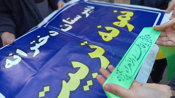 حضور پرشور دانش آموزان شهر محلات در راهپیمایی ۱۳ آبان در شهر محلات 