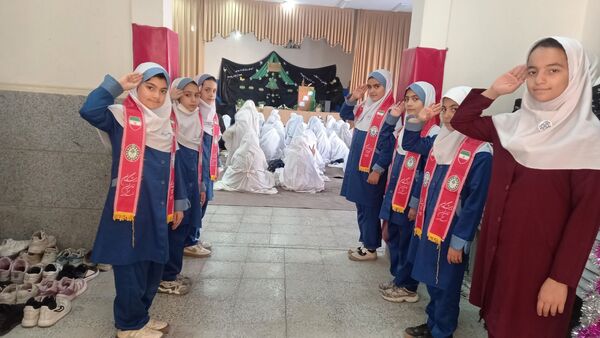 برگزاری نماز جماعت در دبستان زیور کاظمی شهرستان تفرش