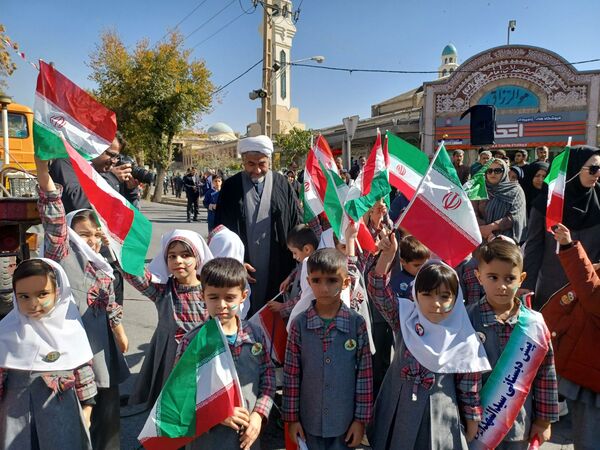 مشت هایی از نماد استواری و شجاعت 