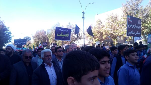حضور پرشور دانش‌آموزان دبستان پسرانه فضیلت در راهپیمایی یوم‌الله ۱۳آبان 