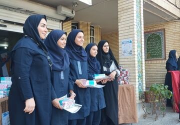 رویداد «شادی به رنگ ایثار» با هدف آشنایی دانش‌آموزان با مهارت های اجتماعی در دبیرستان شاهد عصمت برگزار شد