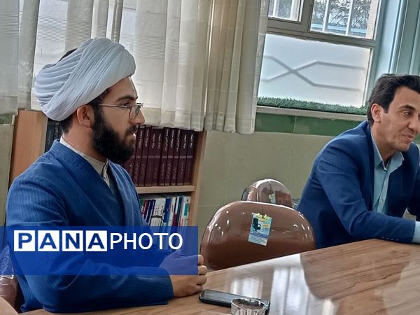 جلسه هم‌اندیشی اعضای شورای دانش‌آموزی دبیرستان نمونه آیت‌الله خامنه‌ای 