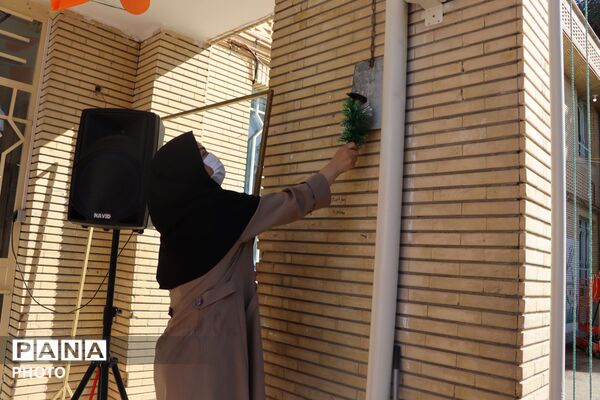 آغاز سال تحصیلی در دبیرستان فاطمه‌الزهرا(س) آشخانه با غبارروبی مزار شهدای گمنام 