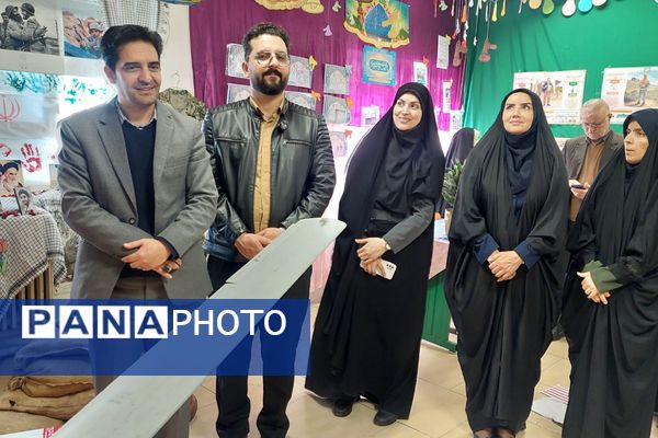 افتتاحیه نمایشگاه «مدرسه انقلاب» در مدرسه شهید شرافت بهارستان‌دو