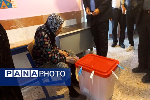 مشارکت حداکثری مردم شهیدپرور شهر تیتکانلو بخش خبوشان پای صندوق‌های رأی 