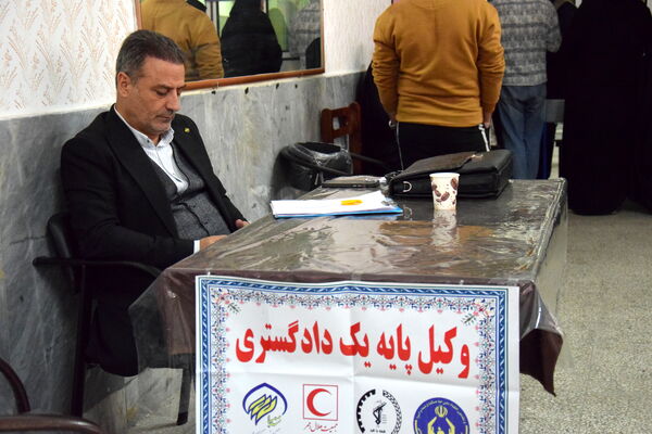 برپایی میز خدمت‌رسانی درمانی در دبیرستان شهید صدوقی با همکاری نهادهای جهادی