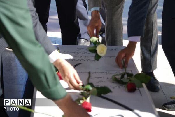 تجدید میثاق با خون شهدا؛ گلباران گلزار شهدای فیروزکوه همزمان با هفته دفاع مقدس