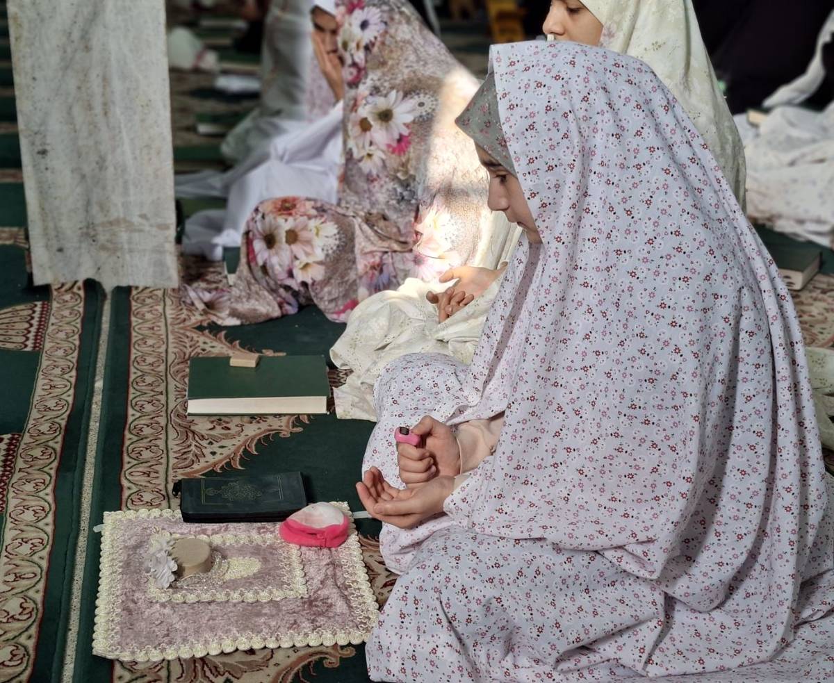 روز اول اعتکاف دانش‌آموزی با حال و هوای عبادت و راز و نیاز با خدا