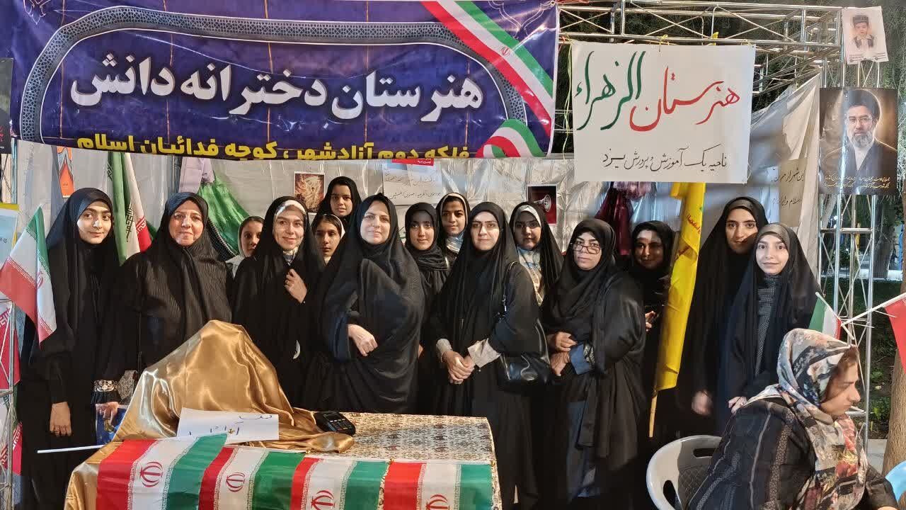 دورهمی دختران هنرستان الزهرا (س) در باغ ملی؛ شبی از هنر، همدلی و یادگیری