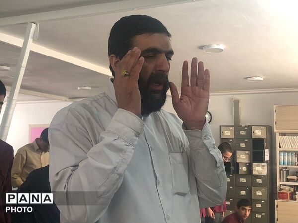 مراسم نماز جماعت دانش‌آموزان در دبیرستان میثاق
