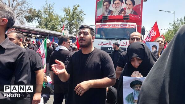 پرچم‌های سرخ بر فراز خیابان‌های تهران؛ بدرقه باشکوه رهبر شهید