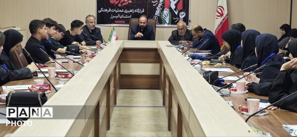 نشست هماهنگی دانش‌آموزان نخبه عکاس استان البرز با موضوعیت پویش «باید برخاست» 