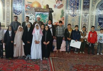 شرکت دانش‌آموزان دبستان شهدا بن در نماز عبادی سیاسی روز جمعه