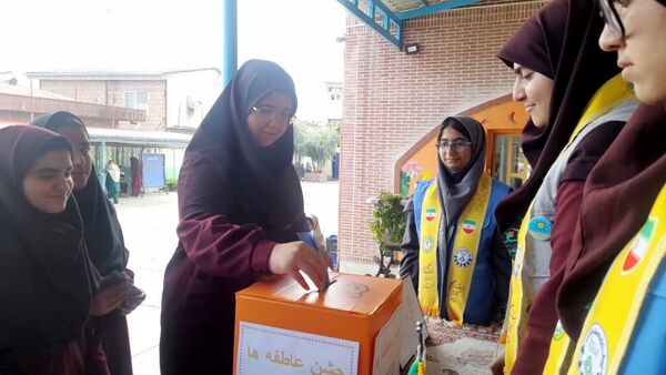 جشن عاطفه‌ها در دبیرستان دوره اول شاهد دخترانه شهرستان کردکوی