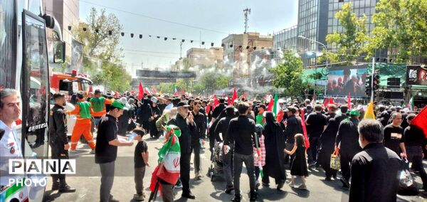 مصلای تهران با فریادِ باید برخاست لرزید