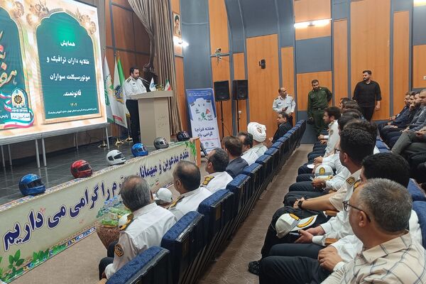 فرهنگ‌سازی با عمل؛ اهدای کلاه ایمنی رایگان در همایش طلایه‌داران ترافیک شهریار