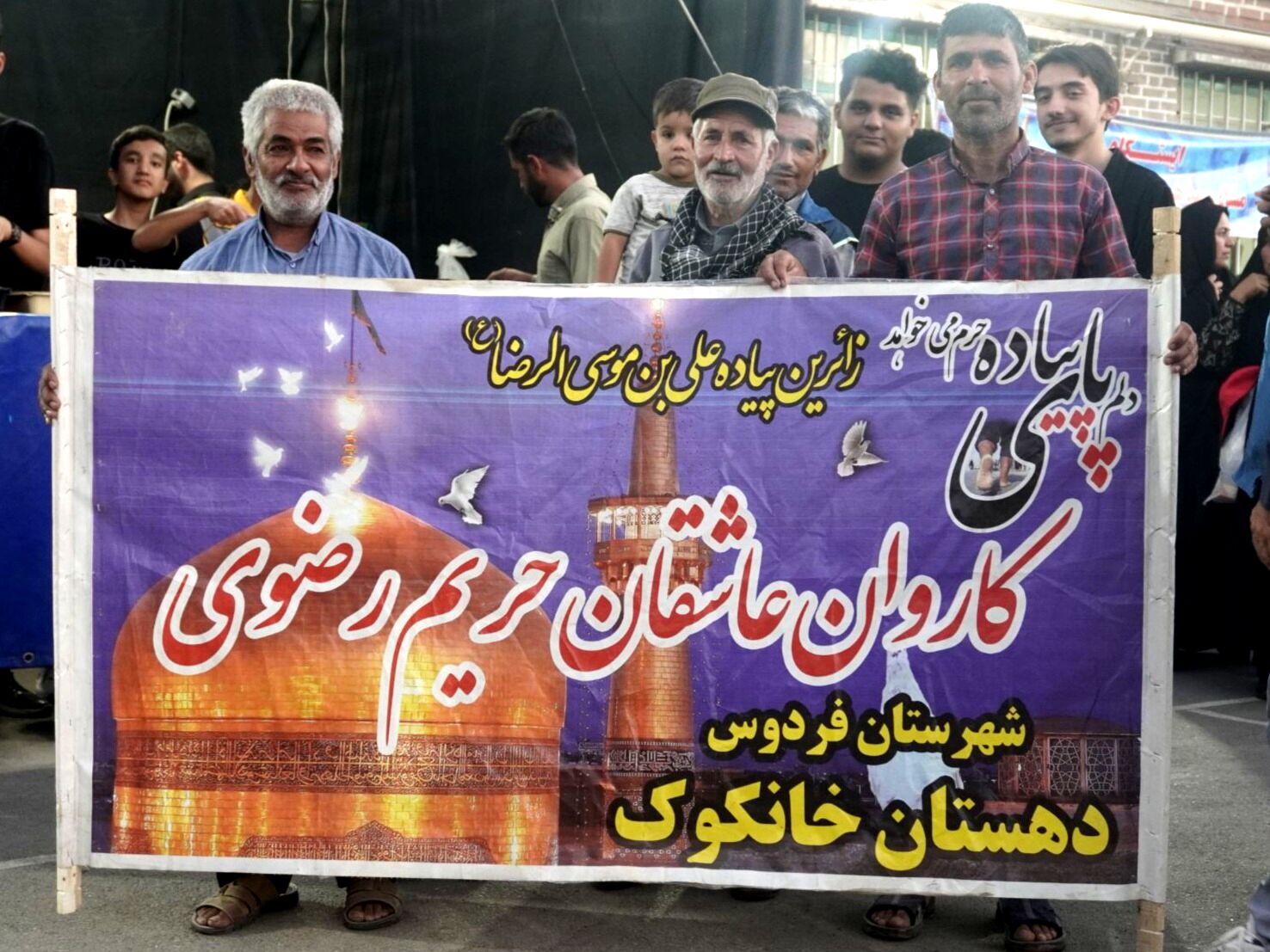 زائران پیاده شهرستان فردوس در دبیرستان شاهد مهدی حکمت