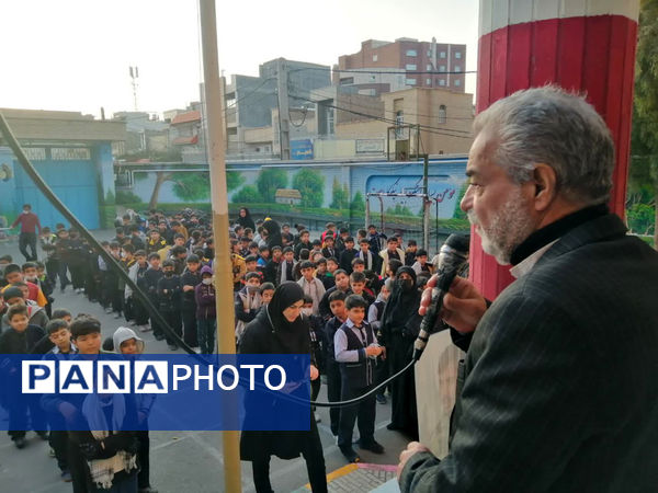 تقدیر دانش‌آموزان یک مدرسه در قم از پدر شهید کریمی