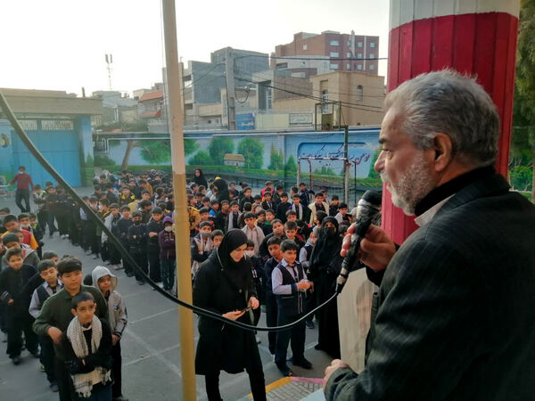 تقدیر دانش‌آموزان یک مدرسه در قم از پدر شهید کریمی