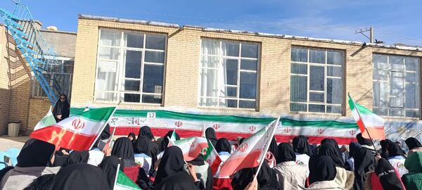 طنین زنگ انقلاب در مدرسه حضرت زهرا(س) نیر
