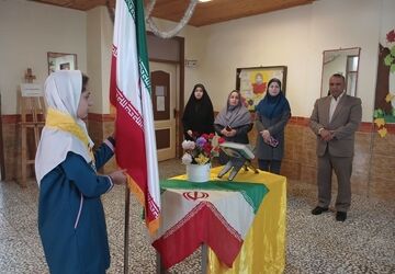 اهتزاز پرچم سه رنگ میهن در مدرسه شهید شیرودی املش 