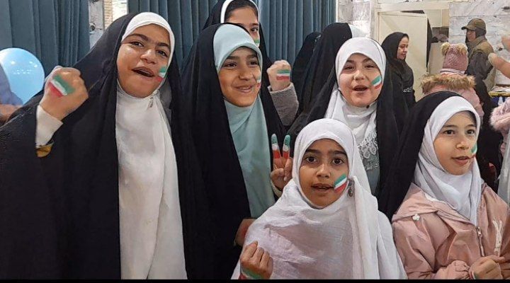 مشت گره‌کرده ایرانیان در راهپیمایی روز جهانی قدس معنی پیروزی دارد