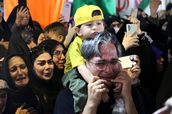 مردم ملارد در سوگ شهید بهزاد کاشفی،شهید مدافع وطن 