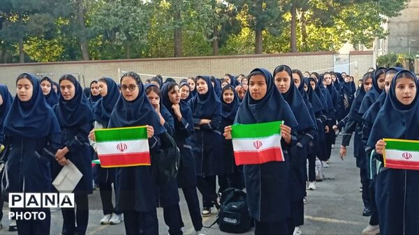 نخستین روز سال تحصیلی در دبیرستان مهر پدری