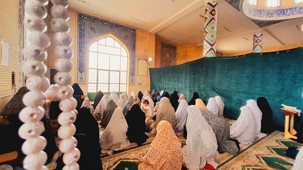 شرکت دانش‌آموزان در نماز جماعت
