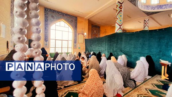 شرکت دانش‌آموزان در نماز جماعت