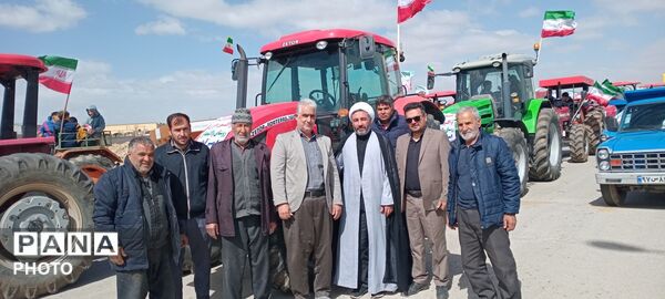 رژه تراکتورسواران کبودراهنگ در حمایت از نیرو‌های مسلح