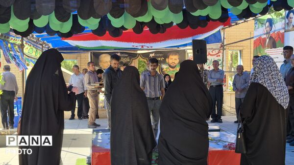 حضور پرشور مردم فارسان در گلزار شهدا؛ تجدید میثاق با آرمان‌های ایثار و شهادت
