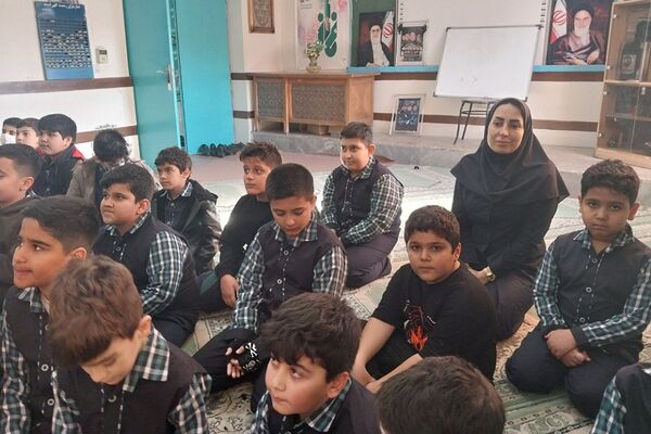 آموزش کمک‌های اولیه با بازی مار پله در دبستان قلنبر ناحیه 2 شهرری 