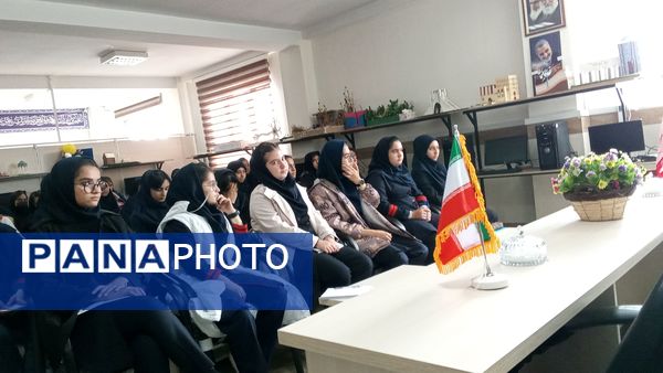 برگزاری جلسه مشاوره در راستای انتخاب رشته صحیح در آموزشگاه دخترانه هیأت امنای فرزانگان 