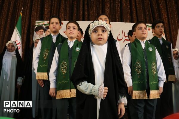 جشن شکوفه‌ها در دبستان ۲۲ بهمن یزد