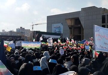 حماسه مردمی ۱۳ آبان در میدان شهدا؛ مشهد یک‌صدا علیه استکبار جهانی